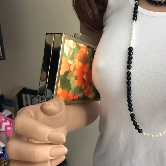 Sondra Roberts Metal Floral Crossbody/Clutch Bag - Picture 7 of 8